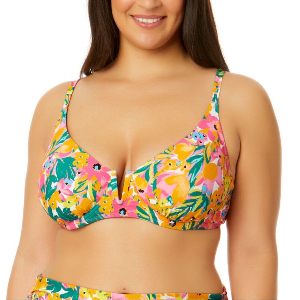 Brand new bikini top with tags never worn :)))